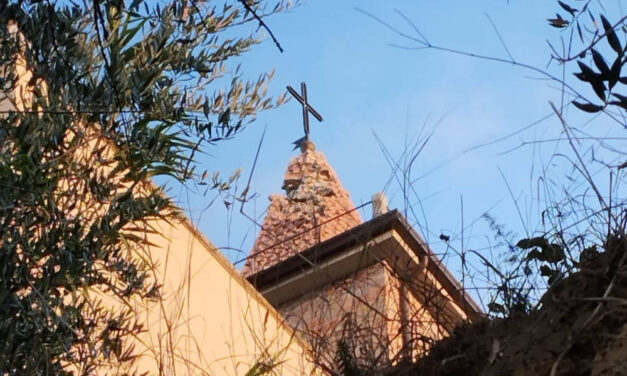 Un fulmine colpisce la chiesa di Gimigliano: cuspide danneggiata